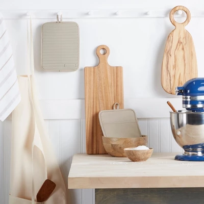 KITCHENAID Ribbed Soft Silicone Pot Holder 2-Pack Set, Milkshake Tan, 7"x9" 4 KITCHENAID Ribbed Soft Silicone Pot Holder 2-Pack Set, Milkshake Tan, 7"x9" - Image 2